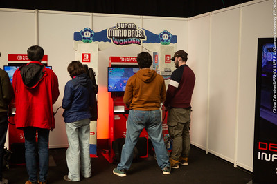 Deux joueurs sur une borne Nintendo Switch pendant la Gamers Assembly 2024