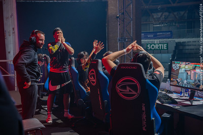 Joueurs célébrant une victoire sur scène de la Gamers Assembly 2024