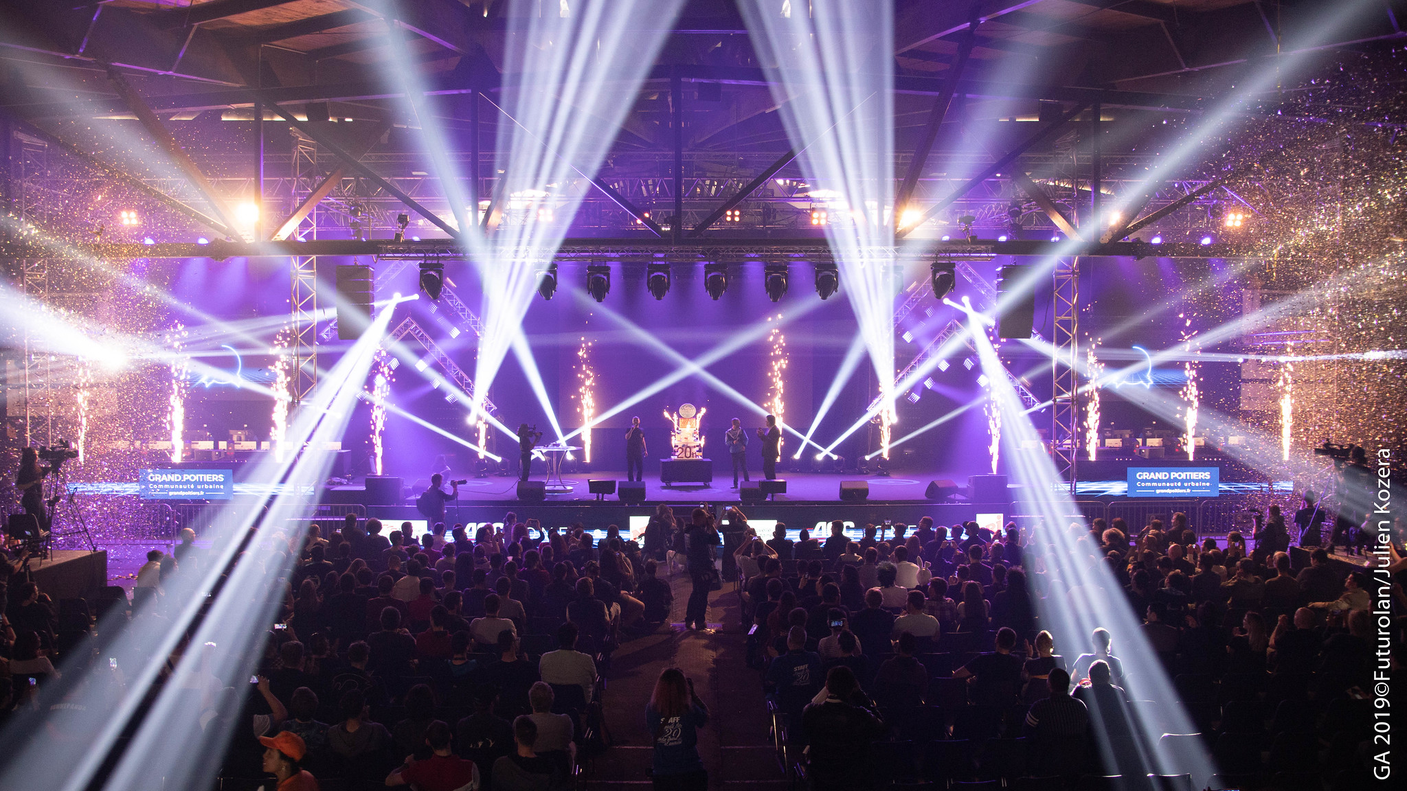 Scène de la Gamers Assembly 2019 illuminée